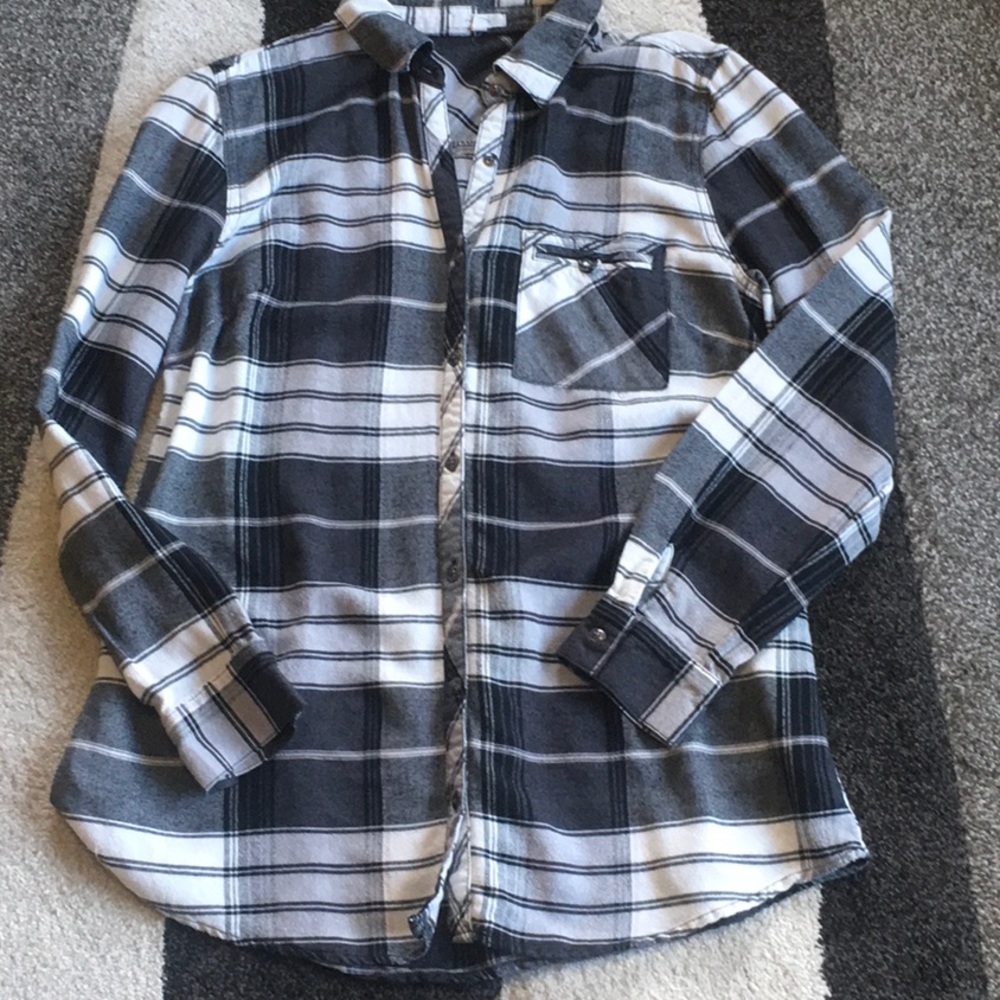 😎 Button down black and whit plaid shirt